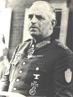 Tarcza Demjansk na lewym ramieniu feldmarszaka Ferdinanda Buscha.