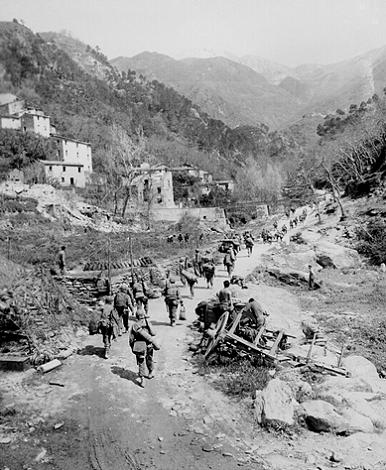 Żołnierze 5 Armii Amerykańskiej w marszu na pozycje wyjściowe Apeniny 1945