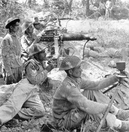 onierze hinduscy na stanowsiku ogniowym. Zima 1944-45r.