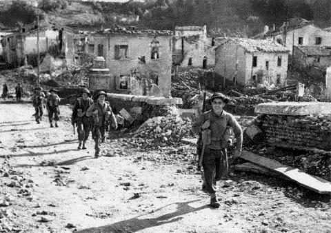 Wrzesie 1944. Brytyjski patrol na odblokowanym Ponte Vechhio we Florencji.